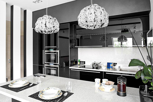 Sử dụng nội thất phòng bếp với gam màu hài hòa giữa đen và trắng