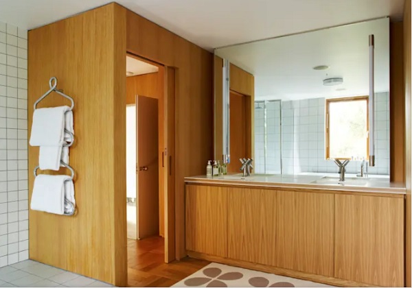 Mẫu cửa trượt âm tường phòng tắm bằng gỗ